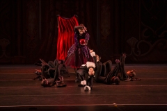 Queen-Cat-and-Bats-3